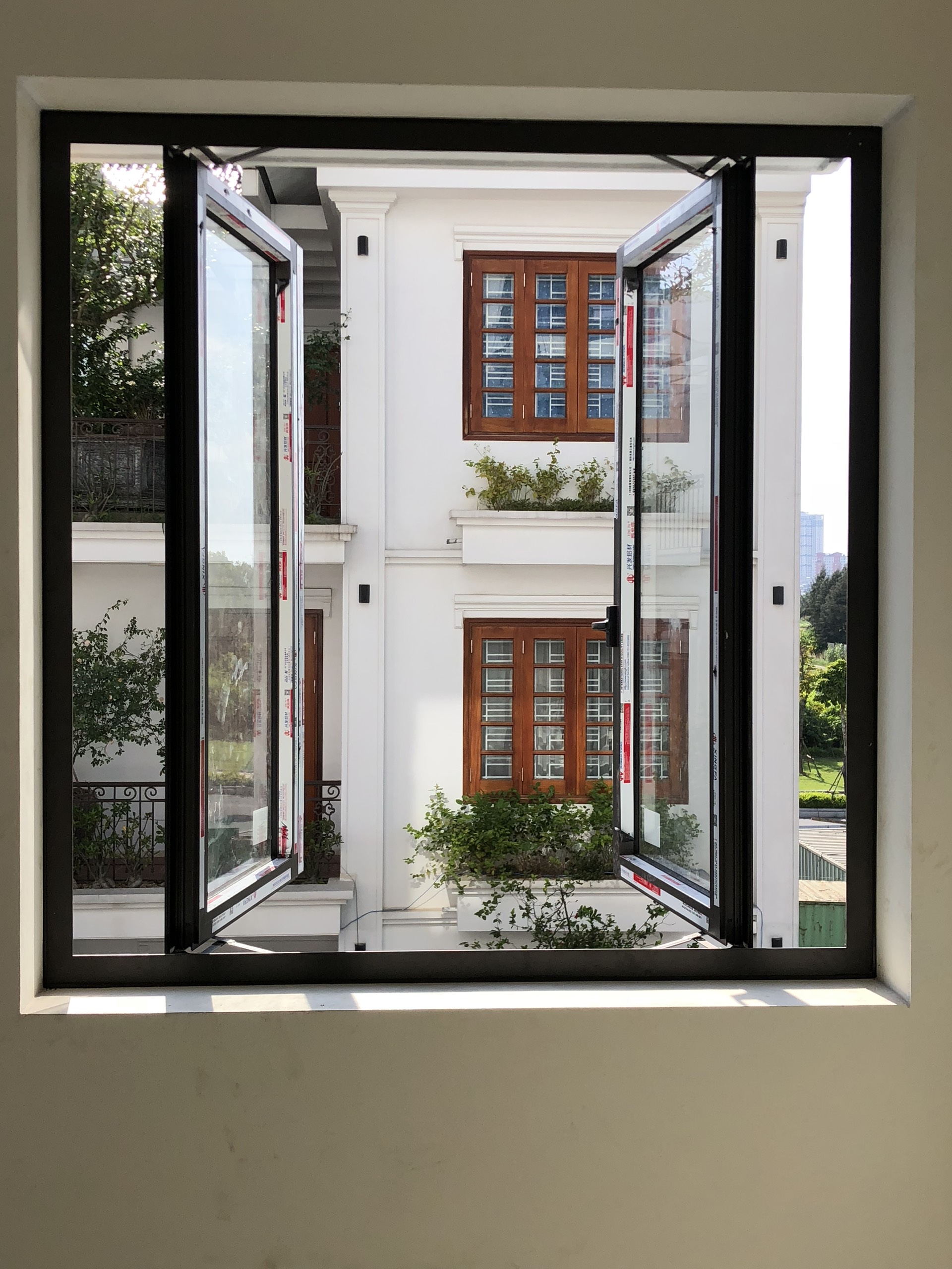 CỬA SỔ NHÔM XINGFA MỞ QUAY 2 CÁNH